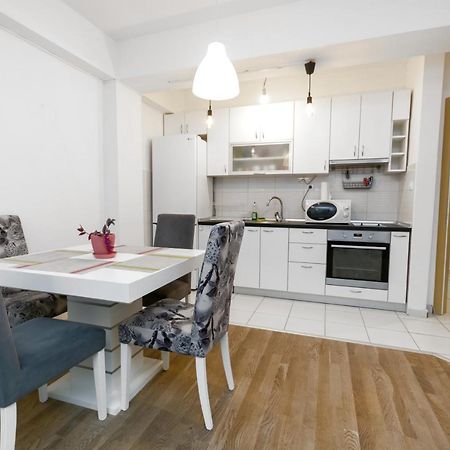One Bedroom Apartment With Private Parking Skopje Bagian luar foto