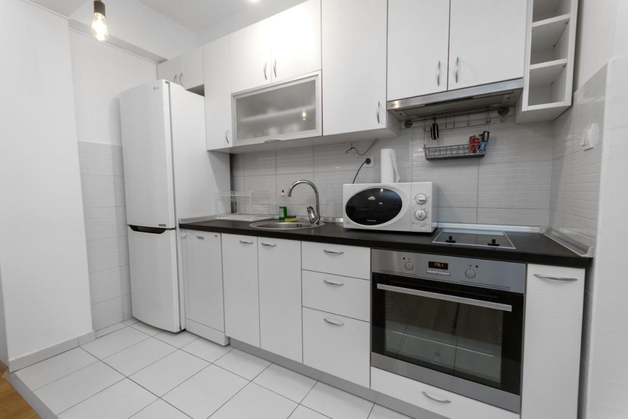 One Bedroom Apartment With Private Parking Skopje Bagian luar foto