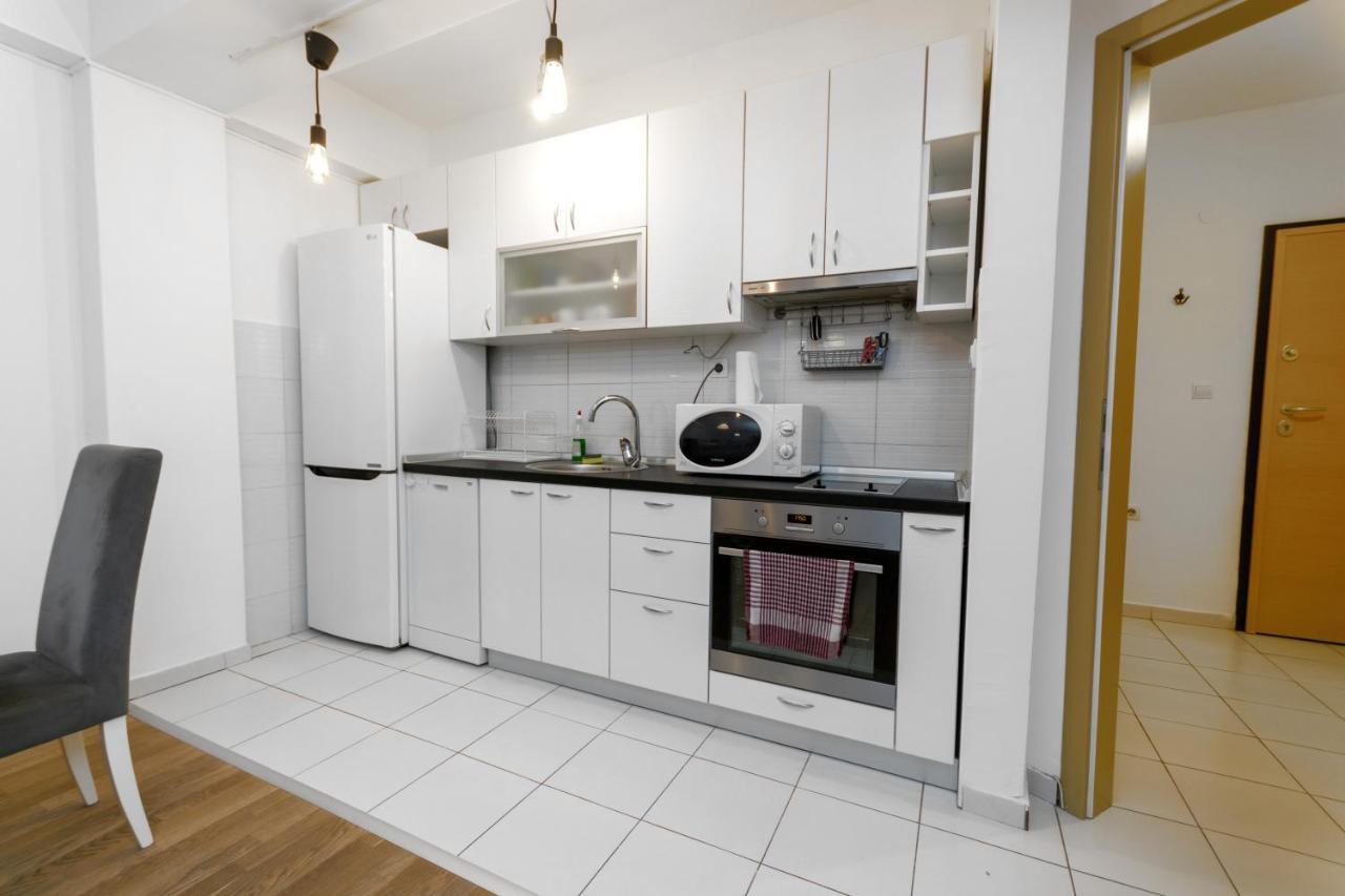 One Bedroom Apartment With Private Parking Skopje Bagian luar foto