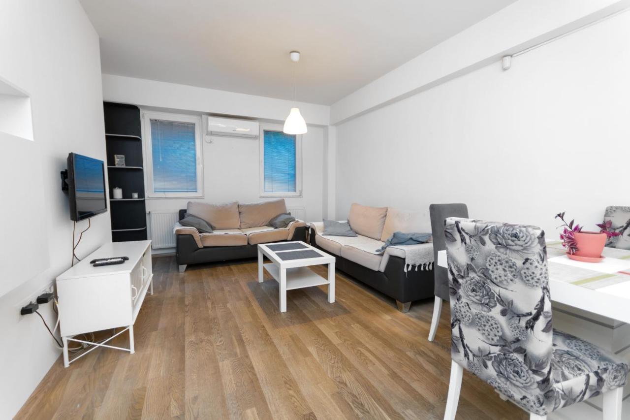 One Bedroom Apartment With Private Parking Skopje Bagian luar foto