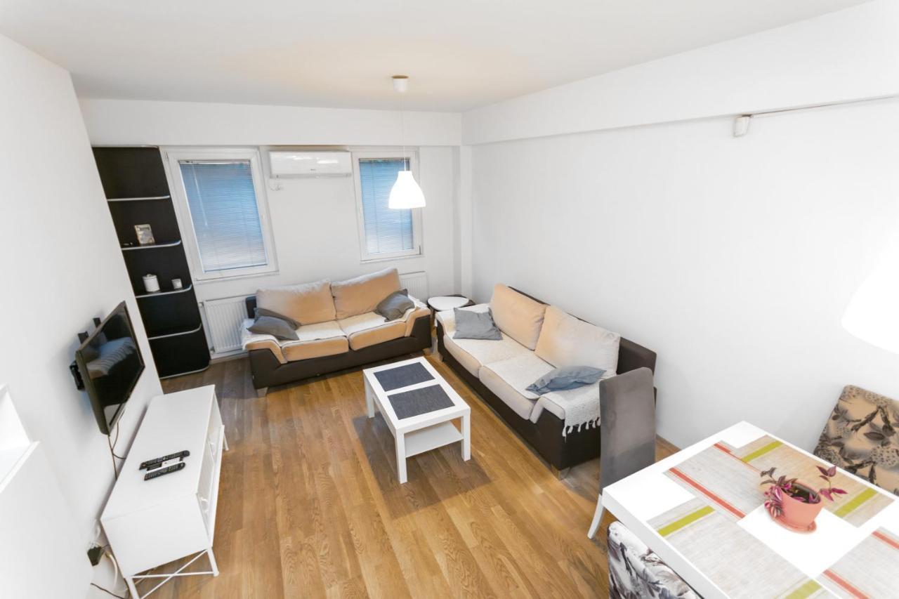 One Bedroom Apartment With Private Parking Skopje Bagian luar foto