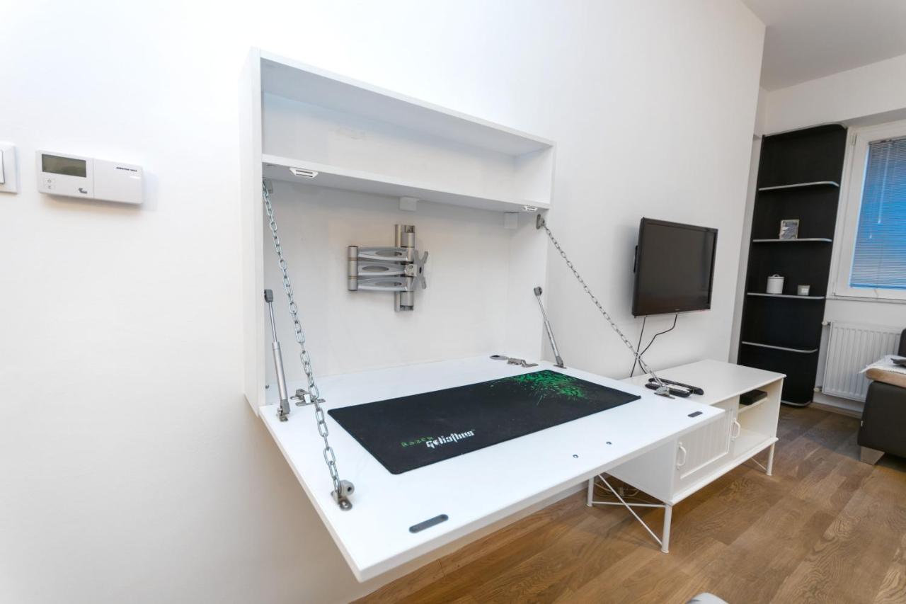 One Bedroom Apartment With Private Parking Skopje Bagian luar foto