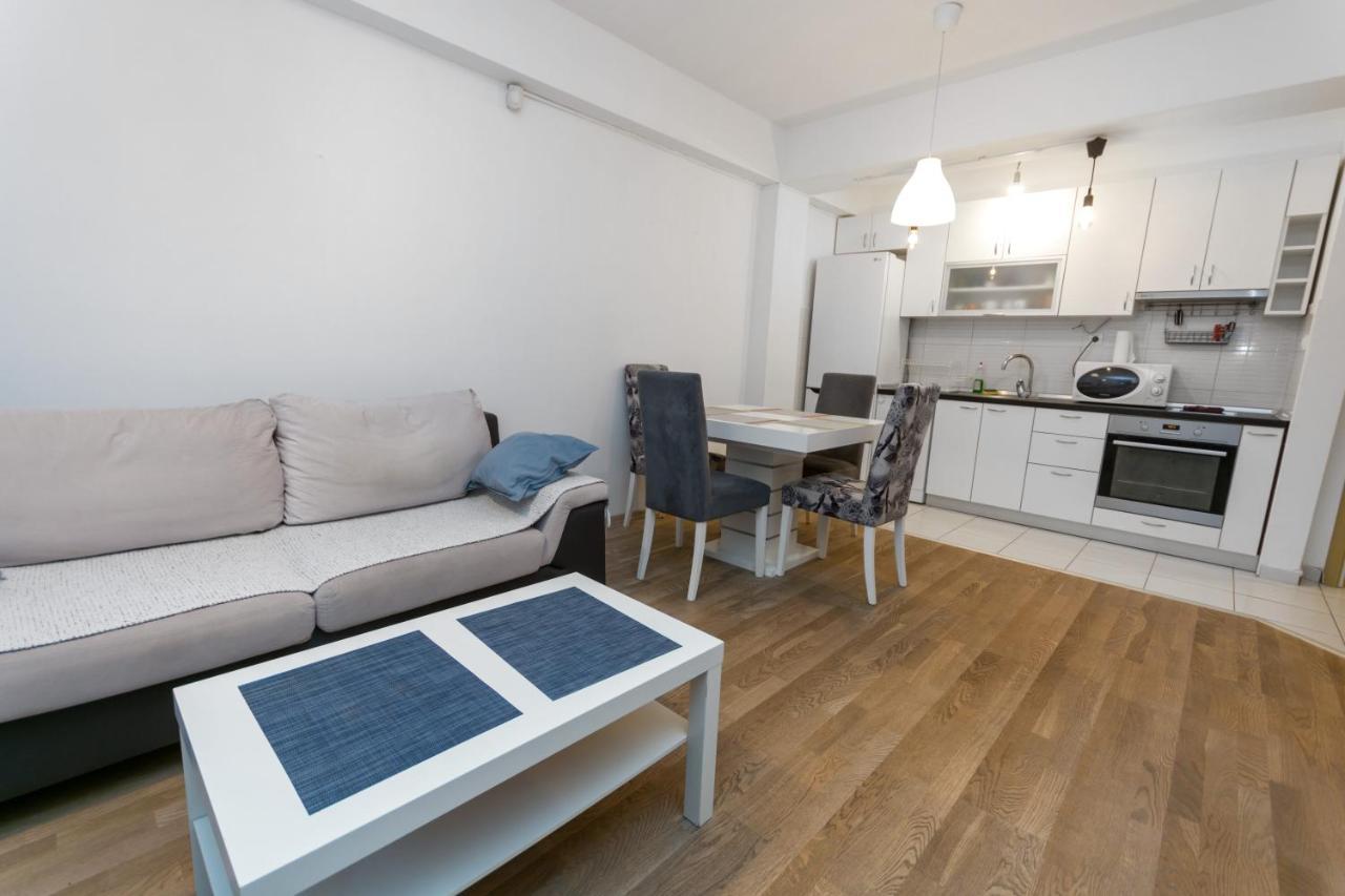 One Bedroom Apartment With Private Parking Skopje Bagian luar foto
