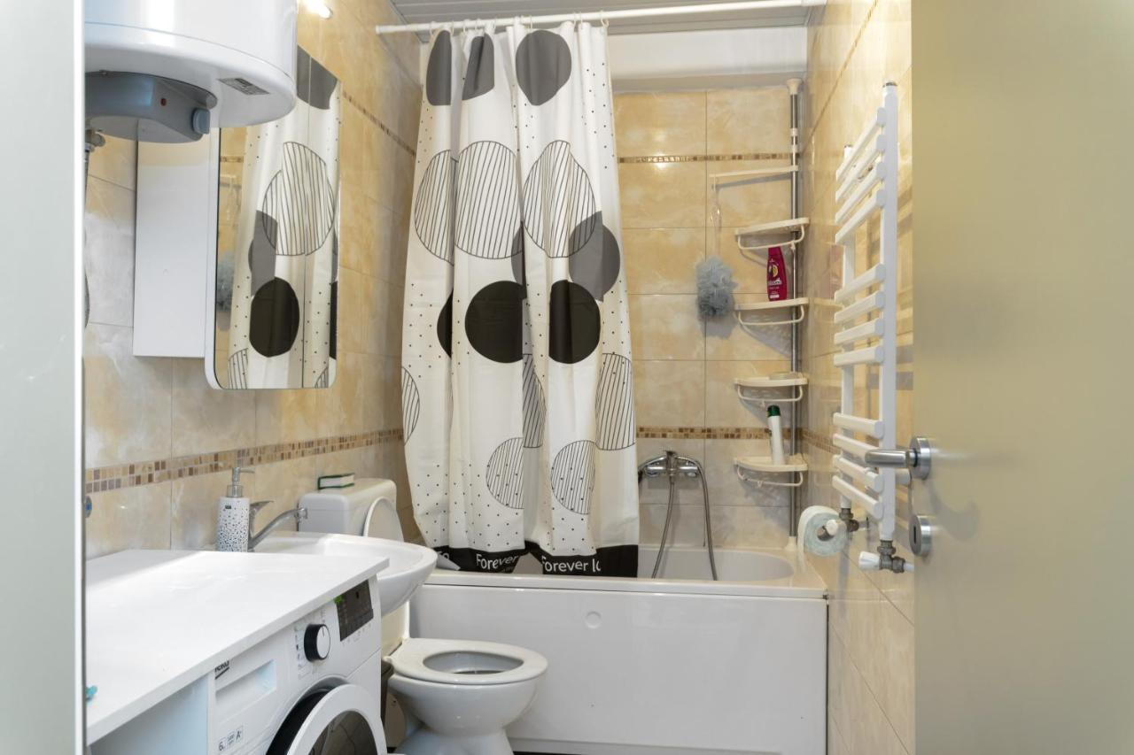 One Bedroom Apartment With Private Parking Skopje Bagian luar foto