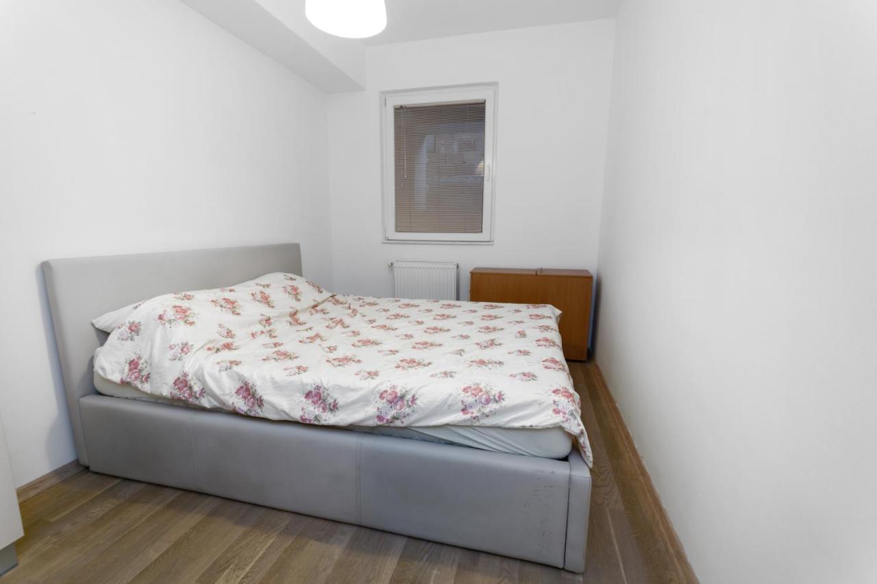 One Bedroom Apartment With Private Parking Skopje Bagian luar foto