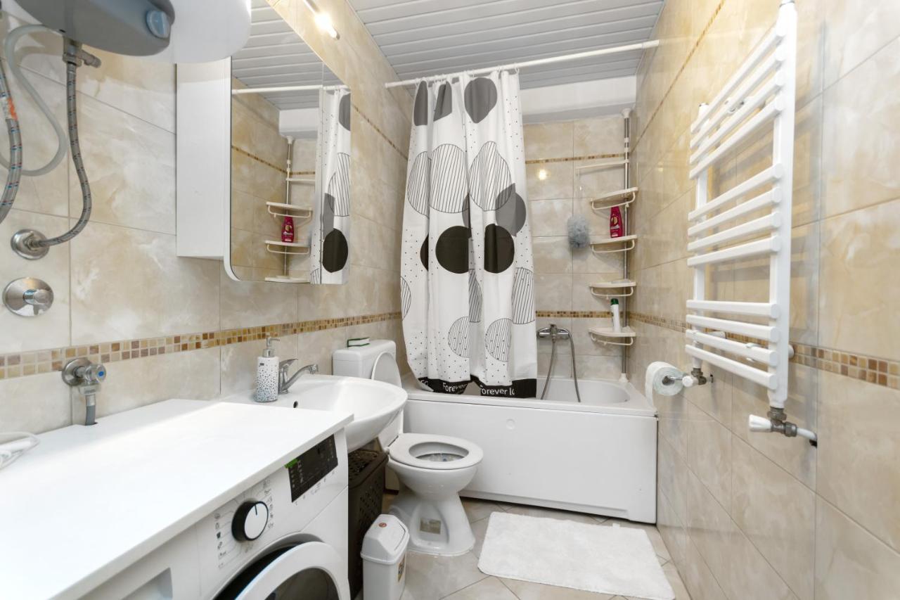 One Bedroom Apartment With Private Parking Skopje Bagian luar foto