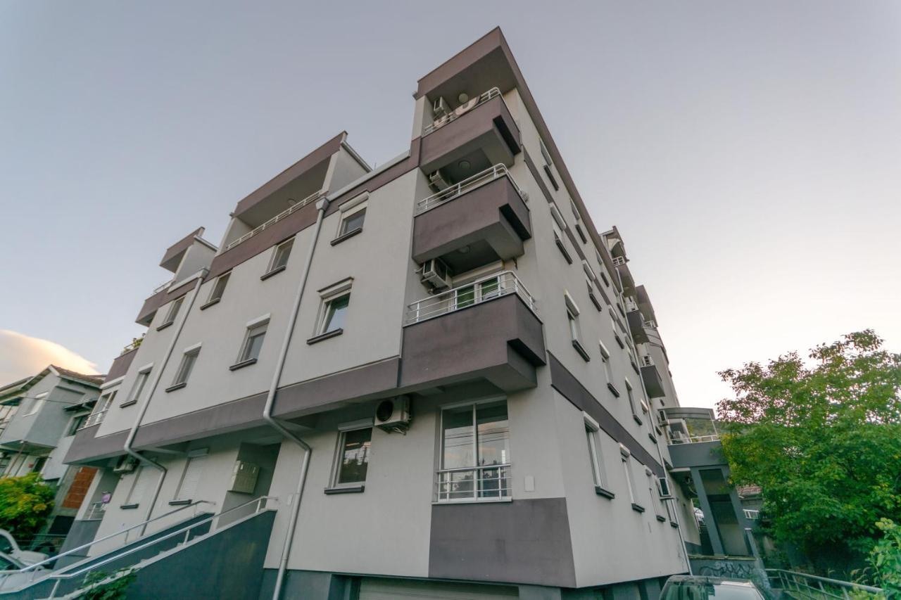 One Bedroom Apartment With Private Parking Skopje Bagian luar foto