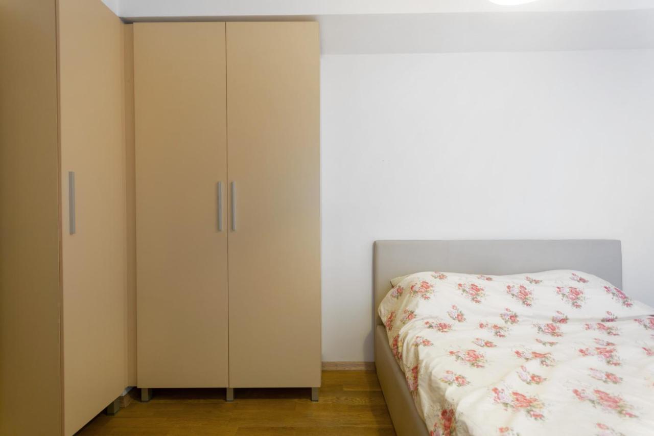 One Bedroom Apartment With Private Parking Skopje Bagian luar foto